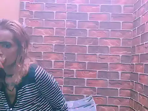 Snapshot of Alanadelray21 chatting on 6, 4, 2026 Alanadelray21 online show from 6, 4, 2026