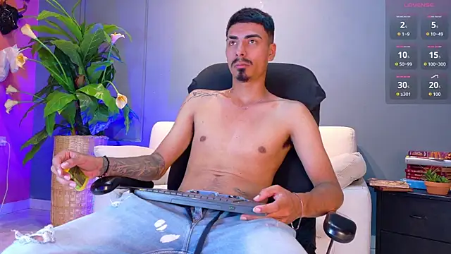Axel saenzz online show from 4, 7, 2026