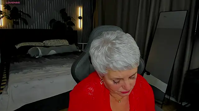 Linda Zef1r online show from 5, 6, 2026