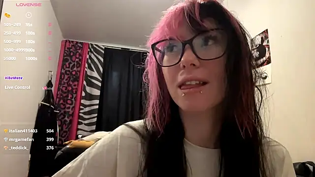 Snapshot of WifeAileen chatting on 8, 5, 2026 WifeAileen online show from 8, 5, 2026