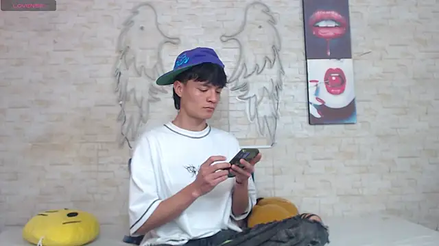 Alex latino  online show from 6, 4, 2026