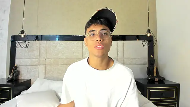 Snapshot of DannTaylor chatting on 23, 4, 2026 DannTaylor online show from 23, 4, 2026