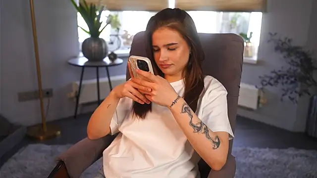 Snapshot of LourieLinsey chatting on 8, 4, 2026 LourieLinsey online show from 8, 4, 2026