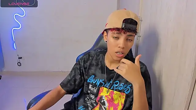 Snapshot of axel_luxxx chatting on 15, 4, 2026 axel luxxx online show from 15, 4, 2026