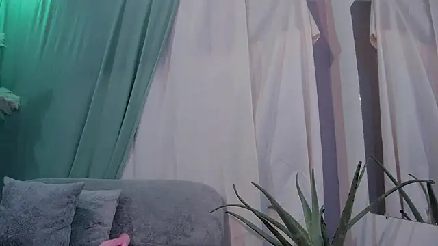 Snapshot of MiaFoxxx5 chatting on 21, 4, 2026 MiaFoxxx5 online show from 21, 4, 2026