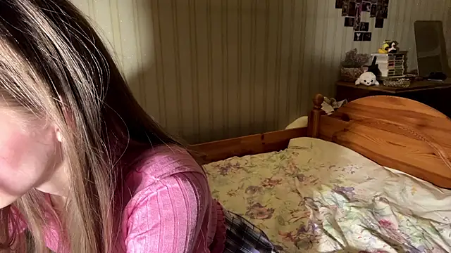 Snapshot of BambiBlush chatting on 14, 4, 2026 BambiBlush online show from 14, 4, 2026