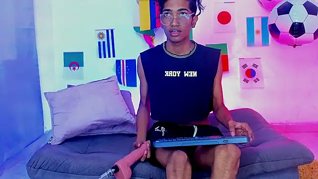 triiangel latinboy online show from 19, 7, 2026