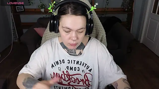 Snapshot of QwertyAnnie_Lbo chatting on 20, 4, 2026 QwertyAnnie Lbo online show from 20, 4, 2026