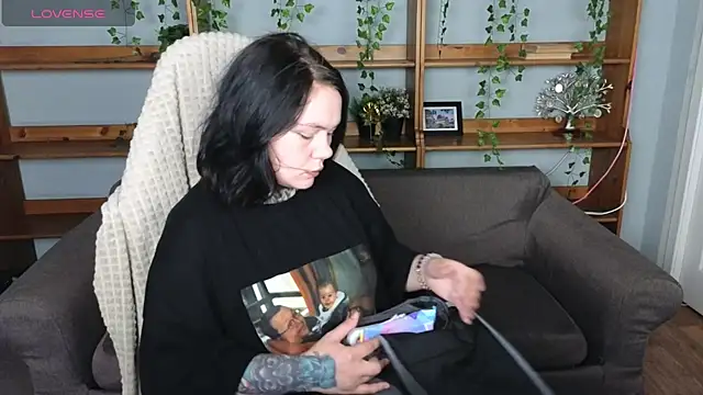 Snapshot of QwertyAnnie_Lbo chatting on 8, 6, 2026 QwertyAnnie Lbo online show from 8, 6, 2026