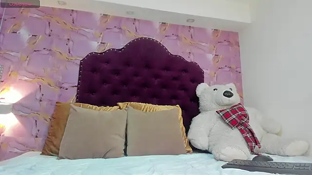 Snapshot of luna_bloomm_ chatting on 4, 7, 2026 luna bloomm online show from 4, 7, 2026
