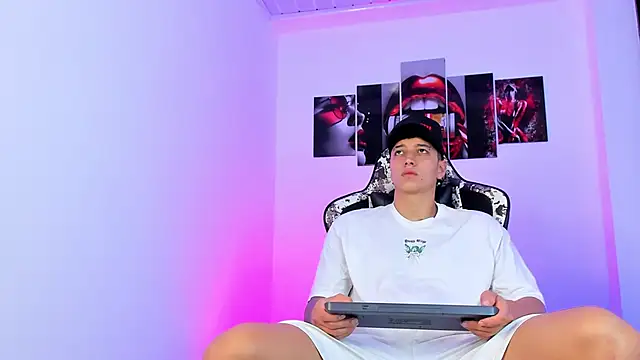 eithan boy  online show from 13, 6, 2026