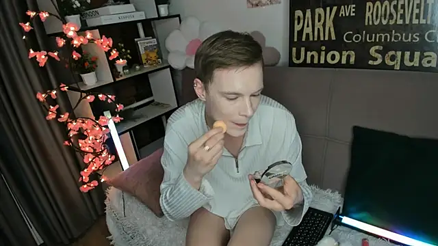 TwinkWhite online show from 4, 6, 2026