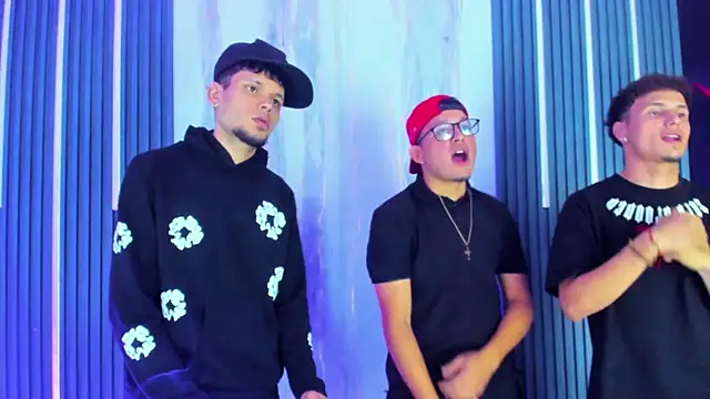 Snapshot of The_King_Swit chatting on 15, 4, 2026 The King Swit online show from 15, 4, 2026