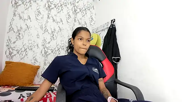 Snapshot of suriFoster chatting on 18, 7, 2026 suriFoster online show from 18, 7, 2026