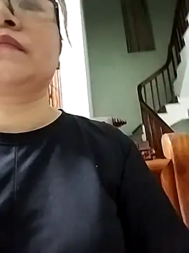 Snapshot of ALonmill chatting on 13, 4, 2026 ALonmill online show from 13, 4, 2026