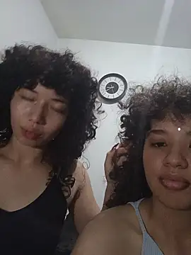 Chloe and Violeta online show from 24, 4, 2026