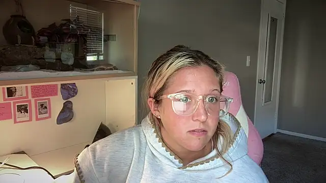 Snapshot of MUSCLEMOMMY1365 chatting on 8, 5, 2026 MUSCLEMOMMY1365 online show from 8, 5, 2026