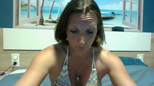 Petitevivi34 online show from 19, 4, 2026