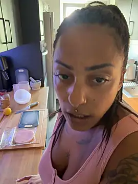 Snapshot of SweetPetiteNoir chatting on 29, 6, 2026 SweetPetiteNoir online show from 29, 6, 2026