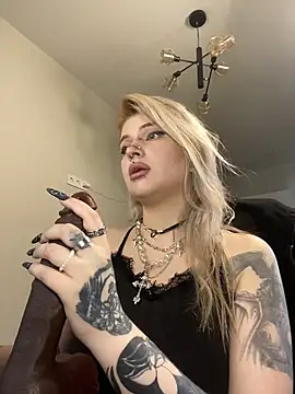 Snapshot of DriveThruCiri chatting on 26, 4, 2026 DriveThruCiri online show from 26, 4, 2026