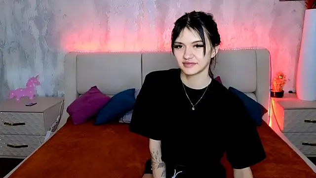 Snapshot of Holly_Beck chatting on 8, 6, 2026 Holly Beck online show from 8, 6, 2026