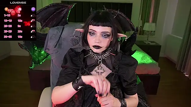 Snapshot of OutfitObsession chatting on 25, 5, 2026 OutfitObsession online show from 25, 5, 2026