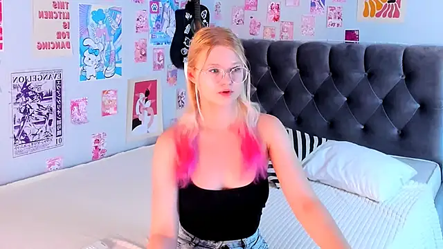 LunariaFox online show from 4, 6, 2026