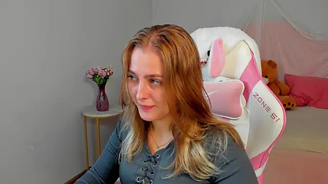 Snapshot of EllaBells chatting on 27, 7, 2026 EllaBells online show from 27, 7, 2026