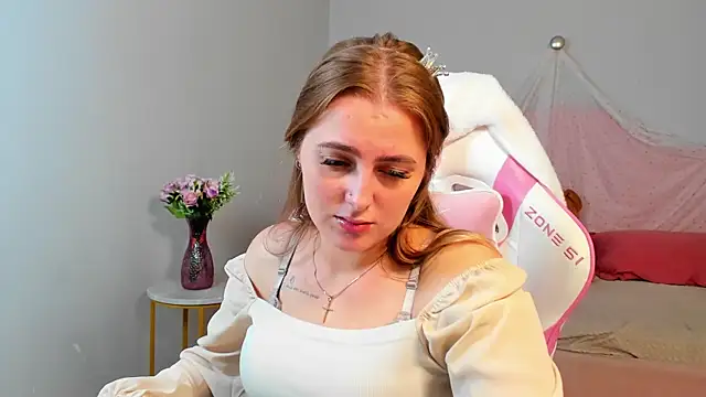 Snapshot of EllaBells chatting on 5, 8, 2026 EllaBells online show from 5, 8, 2026