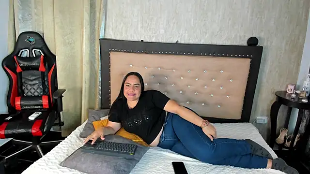 Snapshot of Zoedeleon chatting on 9, 5, 2026 Zoedeleon online show from 9, 5, 2026