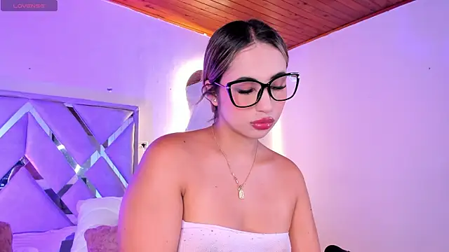 Snapshot of MartinaVizmara_ chatting on 11, 7, 2026 MartinaVizmara online show from 11, 7, 2026