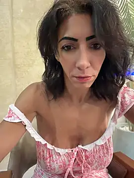 Snapshot of Yasmiinee chatting on 24, 6, 2026 Yasmiinee online show from 24, 6, 2026