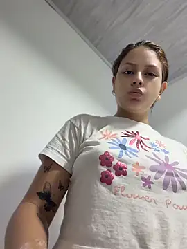 Snapshot of HayleyRoss_ chatting on 20, 6, 2026 HayleyRoss online show from 20, 6, 2026
