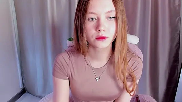 Snapshot of FloraLarsson chatting on 7, 5, 2026 FloraLarsson online show from 7, 5, 2026