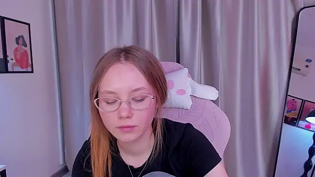 Snapshot of FloraLarsson chatting on 8, 5, 2026 FloraLarsson online show from 8, 5, 2026