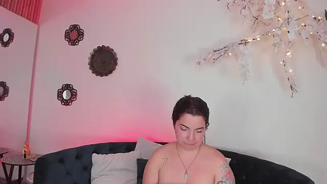 Snapshot of AngeliqueBoyer__ chatting on 7, 7, 2026 AngeliqueBoyer online show from 7, 7, 2026