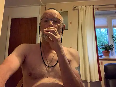 Snapshot of Moonraker64 chatting on 4, 5, 2026 Moonraker64 online show from 4, 5, 2026