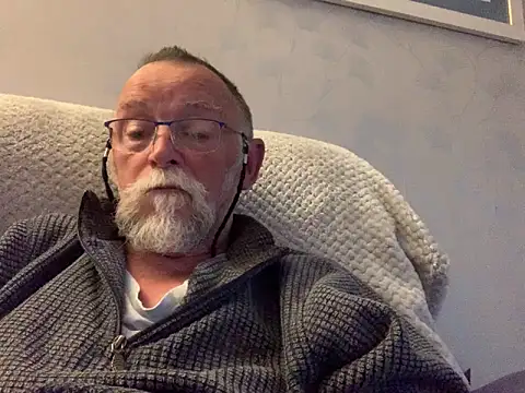 Snapshot of Moonraker64 chatting on 7, 5, 2026 Moonraker64 online show from 7, 5, 2026
