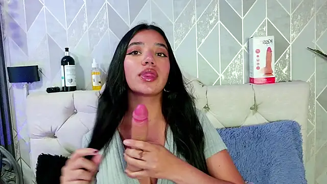 Snapshot of Zaira_bonny chatting on 8, 7, 2026 Zaira bonny online show from 8, 7, 2026