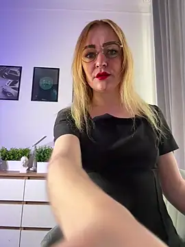 Snapshot of CherryChaos_ chatting on 11, 6, 2026 CherryChaos online show from 11, 6, 2026