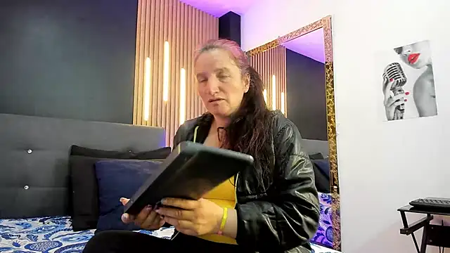 Snapshot of CloeMature chatting on 5, 8, 2026 CloeMature online show from 5, 8, 2026
