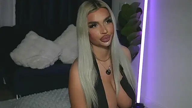 Snapshot of ChrystalCade chatting on 4, 7, 2026 ChrystalCade online show from 4, 7, 2026