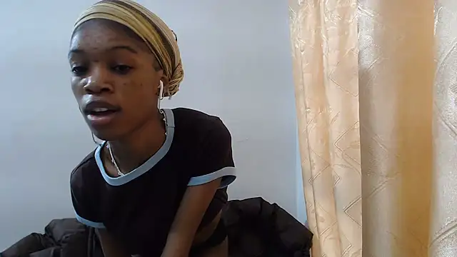 Snapshot of PetiteBarbie_05 chatting on 25, 6, 2026 PetiteBarbie 05 online show from 25, 6, 2026