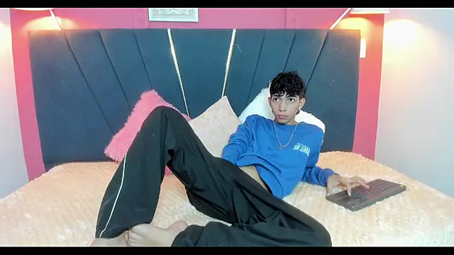 Snapshot of ero_boy40 chatting on 3, 6, 2026 ero boy40 online show from 3, 6, 2026