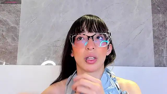 Snapshot of EmiliaBell_ chatting on 19, 5, 2026 EmiliaBell online show from 19, 5, 2026