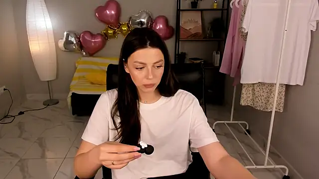 Lilian Iris online show from 20, 5, 2026