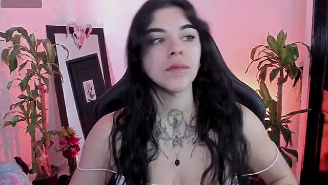 Snapshot of MissCharlottte_18 chatting on 20, 5, 2026 MissCharlottte 18 online show from 20, 5, 2026