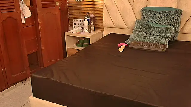 Snapshot of isabella_luxet chatting on 7, 7, 2026 isabella luxet online show from 7, 7, 2026