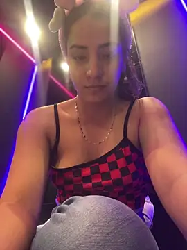 Snapshot of Bella-Saint chatting on 25, 5, 2026 Bella-Saint online show from 25, 5, 2026