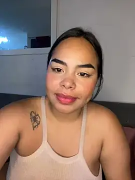 Snapshot of lunaa_and_vale chatting on 13, 6, 2026 lunaa and vale online show from 13, 6, 2026